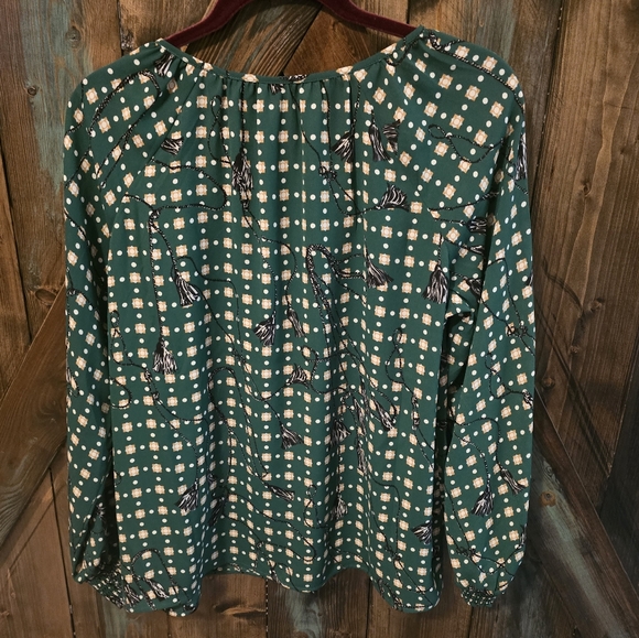 CAbi sz Med, NWT, long sleeve, pull over style, pretty green - Picture 1 of 6